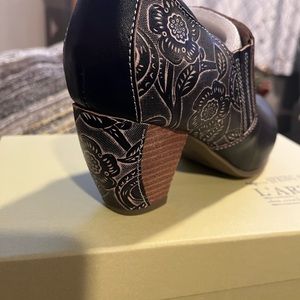 Shooties from L’Artiste by Spring Step.